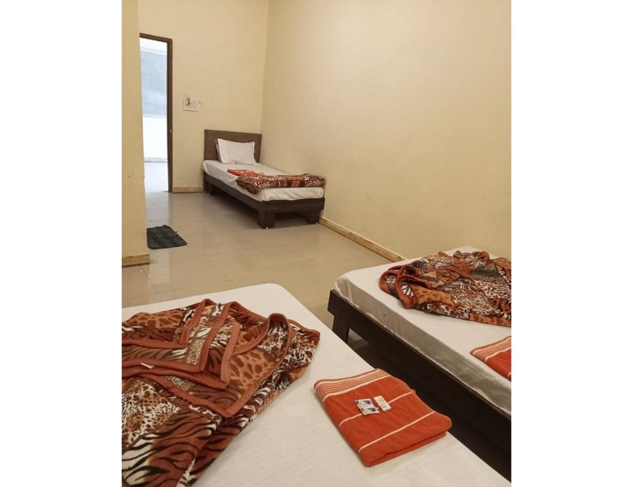 Hotel Mahakal Vishram, Уджайн Екстериор снимка
