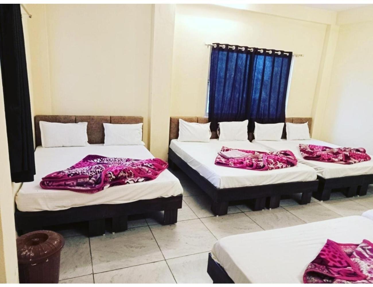 Hotel Mahakal Vishram, Уджайн Екстериор снимка