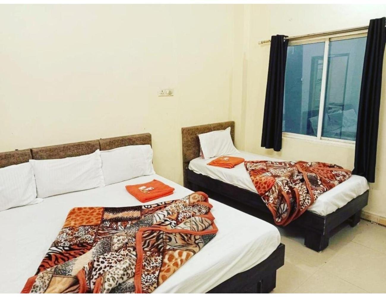 Hotel Mahakal Vishram, Уджайн Екстериор снимка